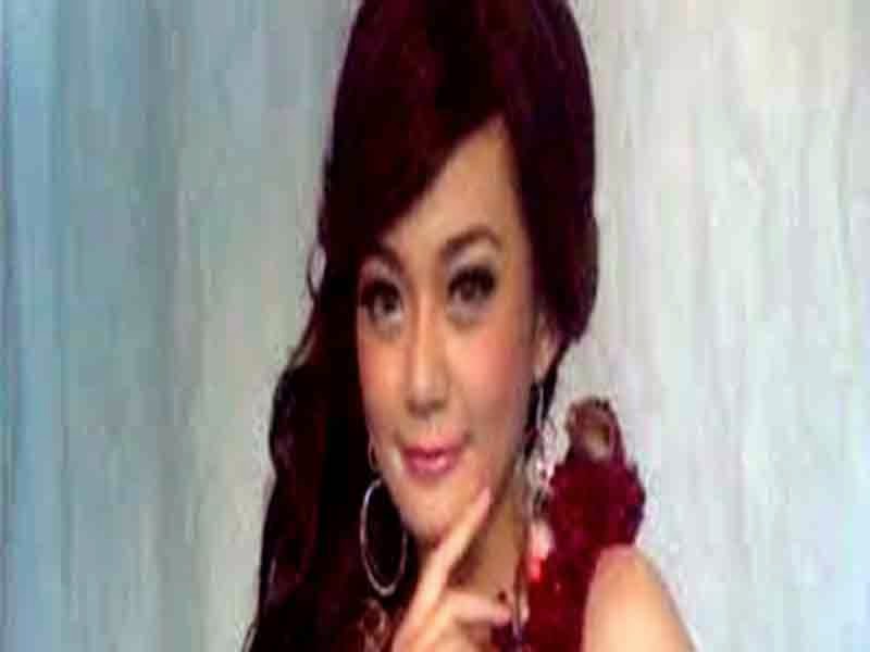 Riana Stardut Bernyanyi di DT3rong Show www.dangduter.com